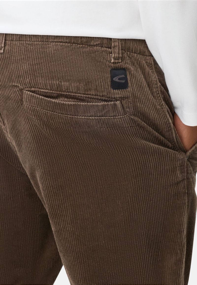 Chino en velours de chez Camel Active