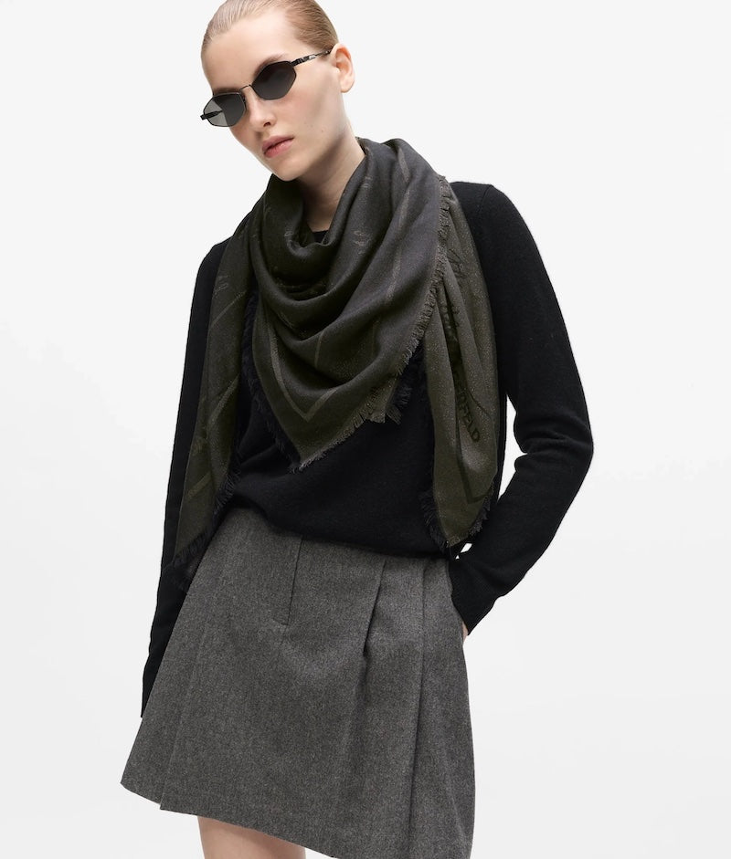 Grand foulard femme signature de chez Karl Lagerfeld
