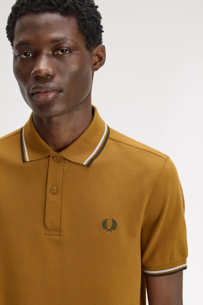 Polo emblématique Fred Perry colorie caramel