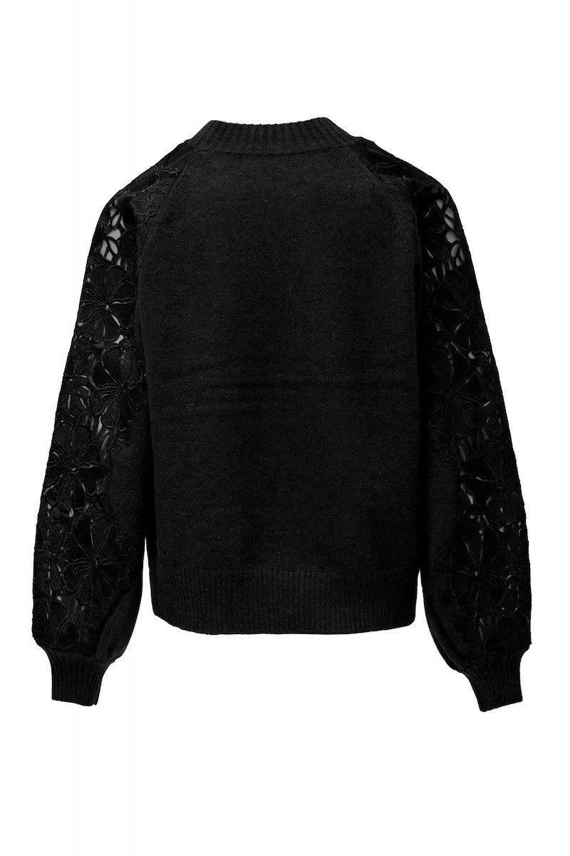 Pull femme en maille et broderie