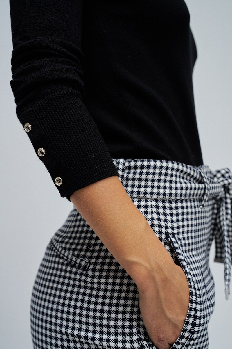 Pull noir col roulé pour femme de chez Salsa