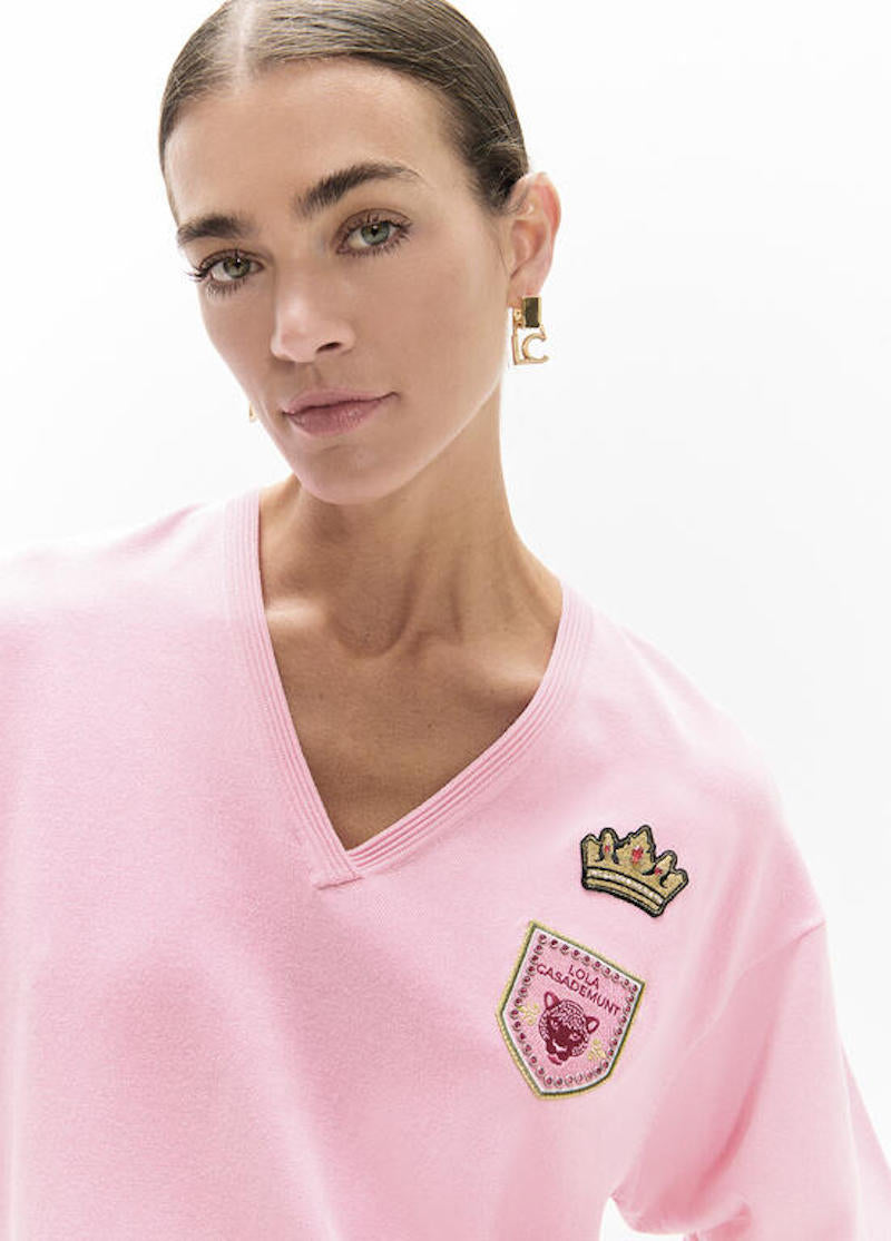 Pull rose Lola Casademunt avec écussons