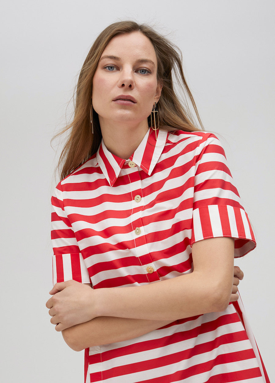 Robe à rayures rouges et blanches
